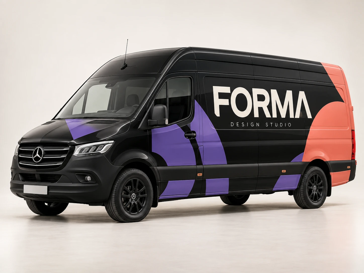 Mercedes-Benz Sprinter met een zwarte FORMA-wrap, paarse vormen en een koraalrood vlak.